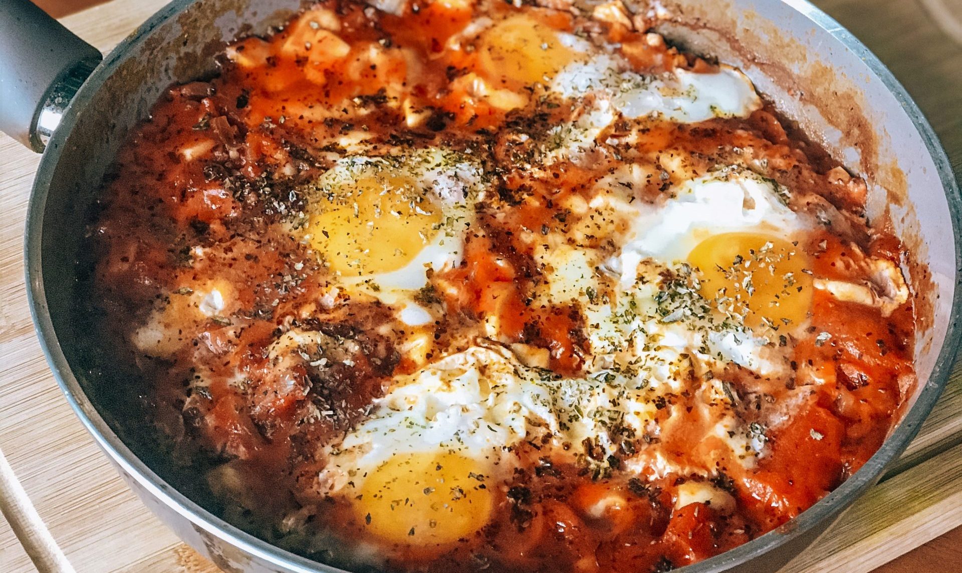 Shakshuka (Ovos rancheiros ou Ovos no purgatório)