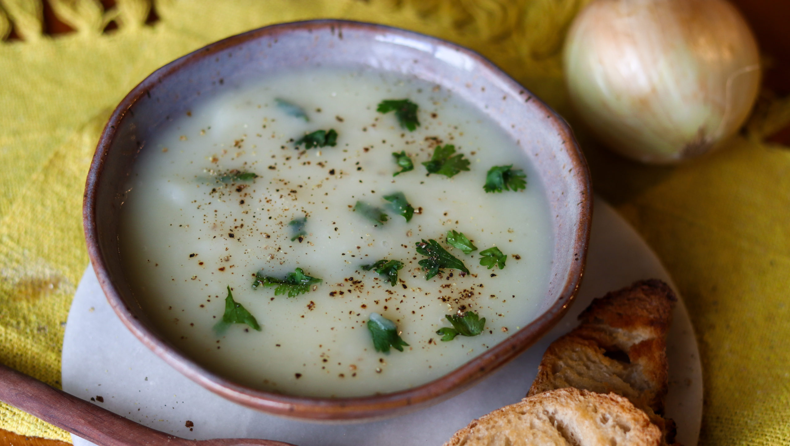 Sopa de cebola e batata