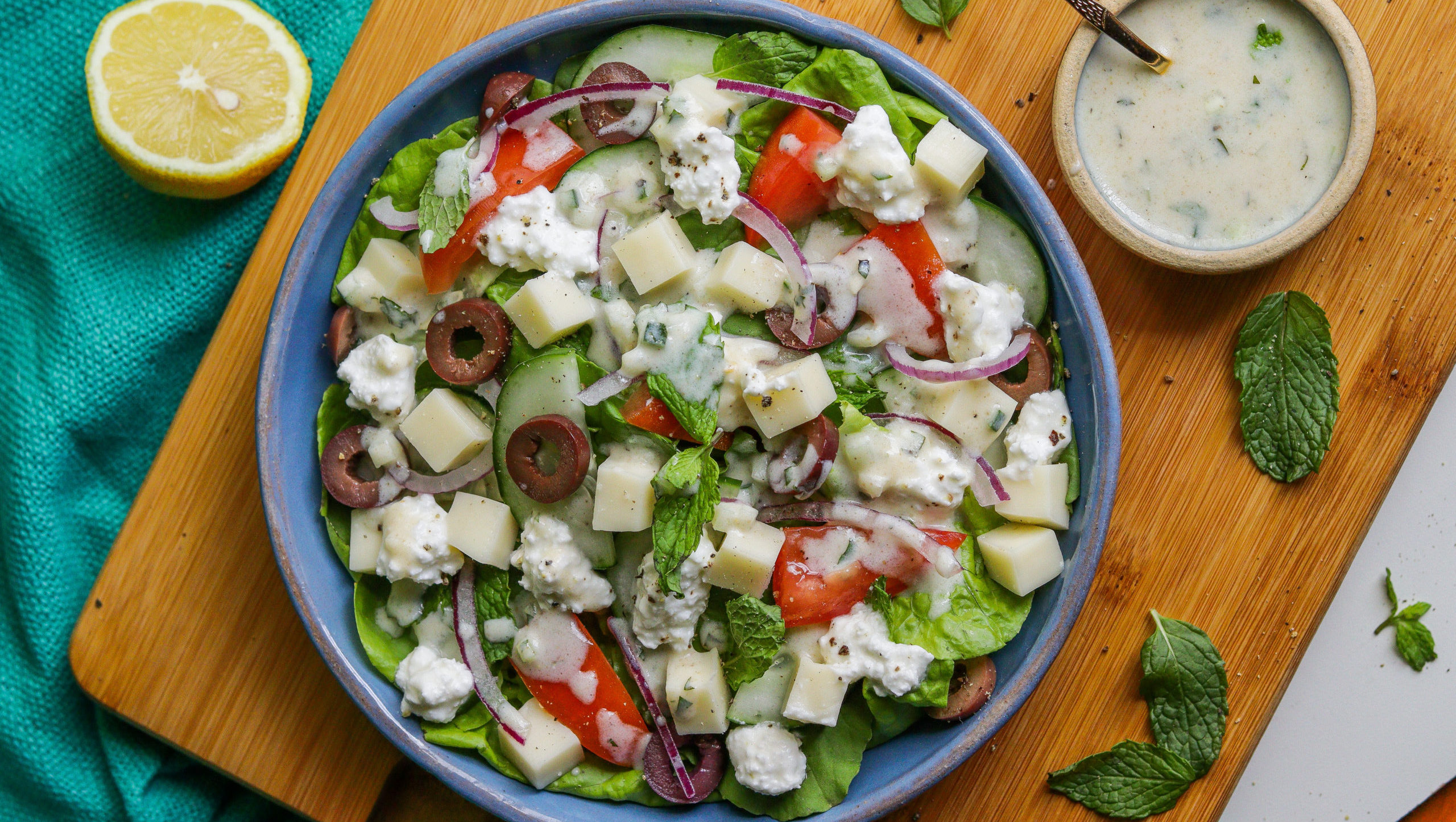 Salada grega com molho de iogurte