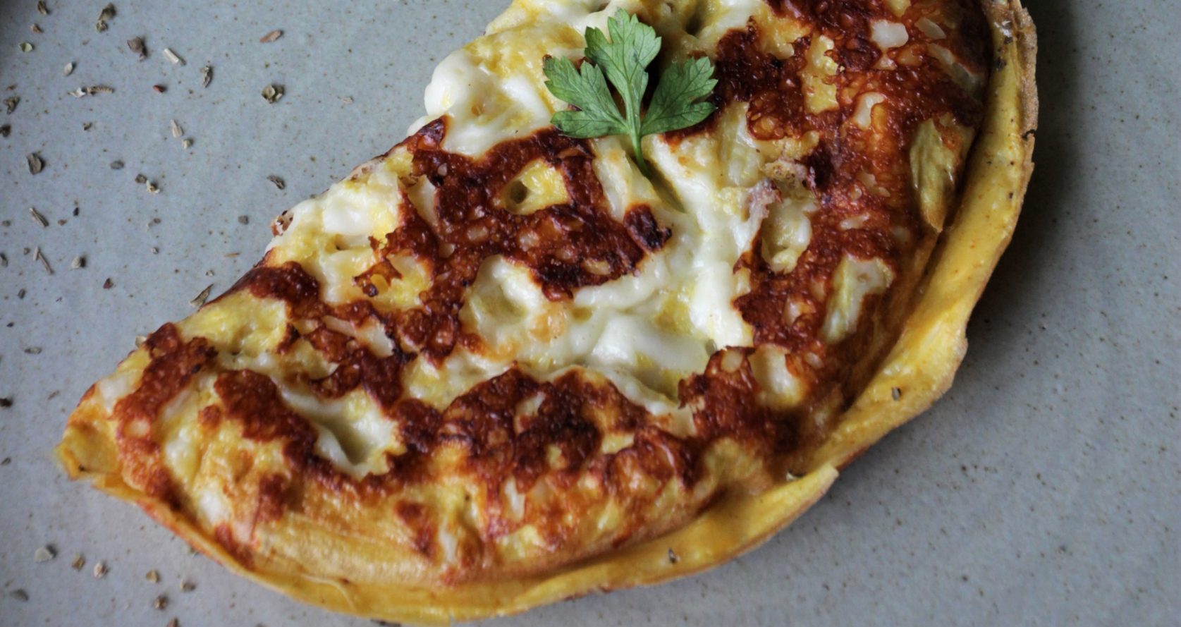 Omelete invertido com crosta de queijo