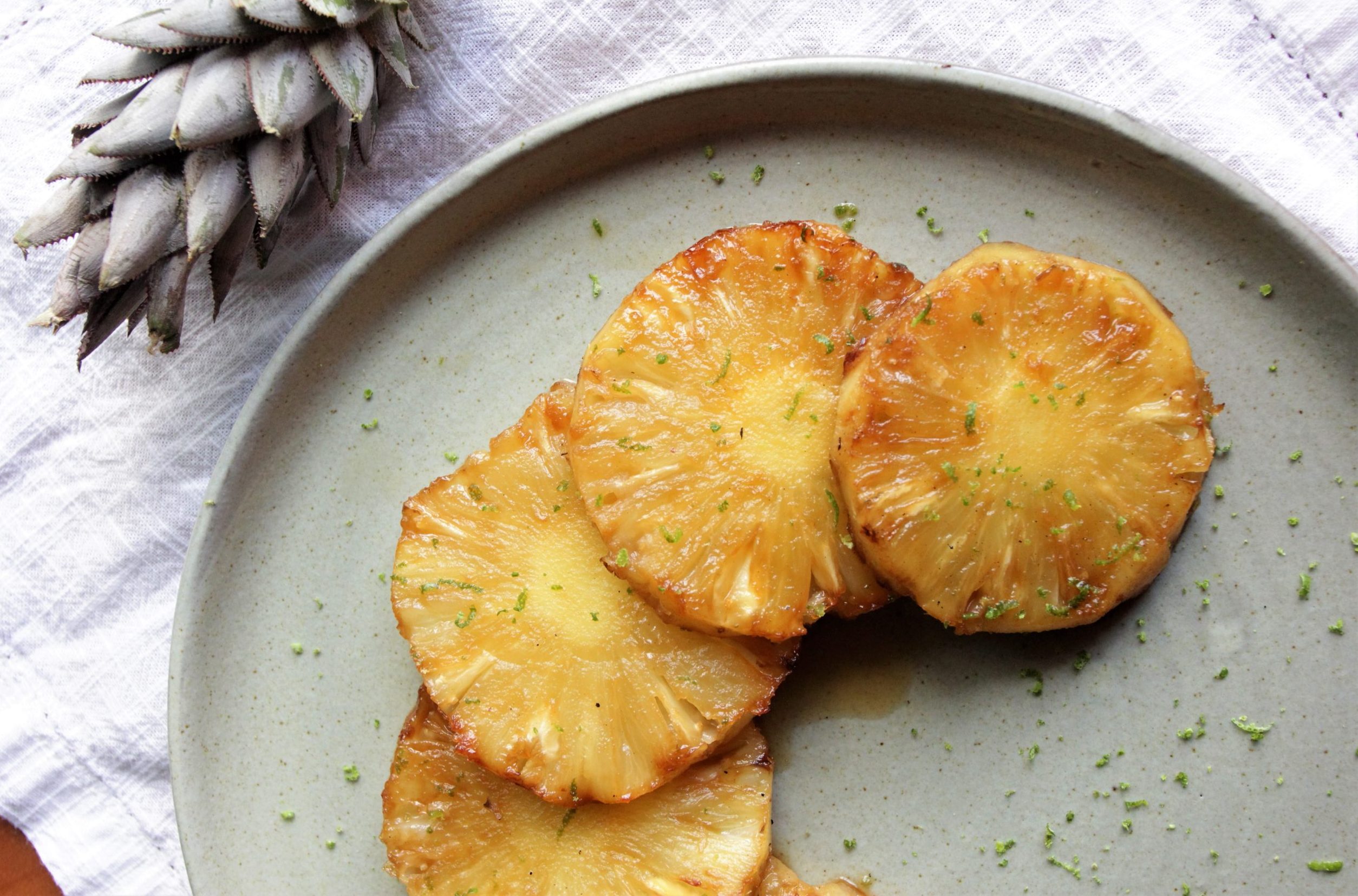 Abacaxi caramelizado com raspas de limão