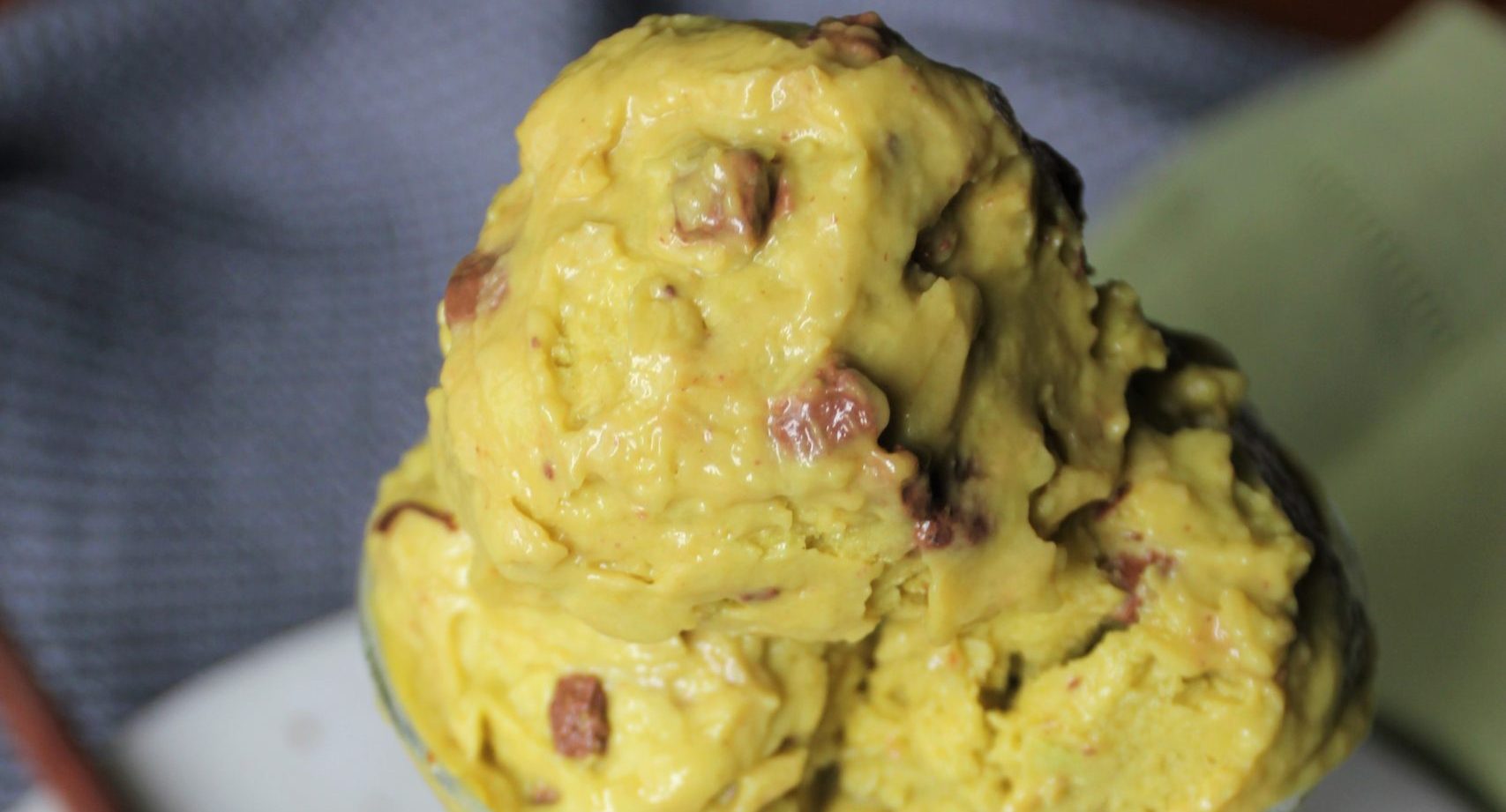 Sorvete vegano de menta com chocolate chips