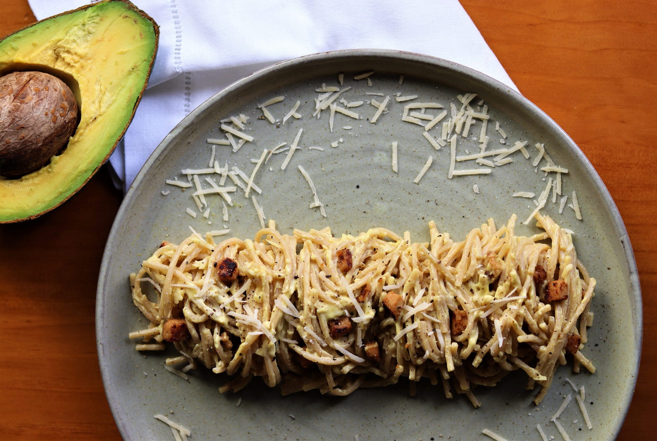 Avocado carbonara com “bacon” de tofu