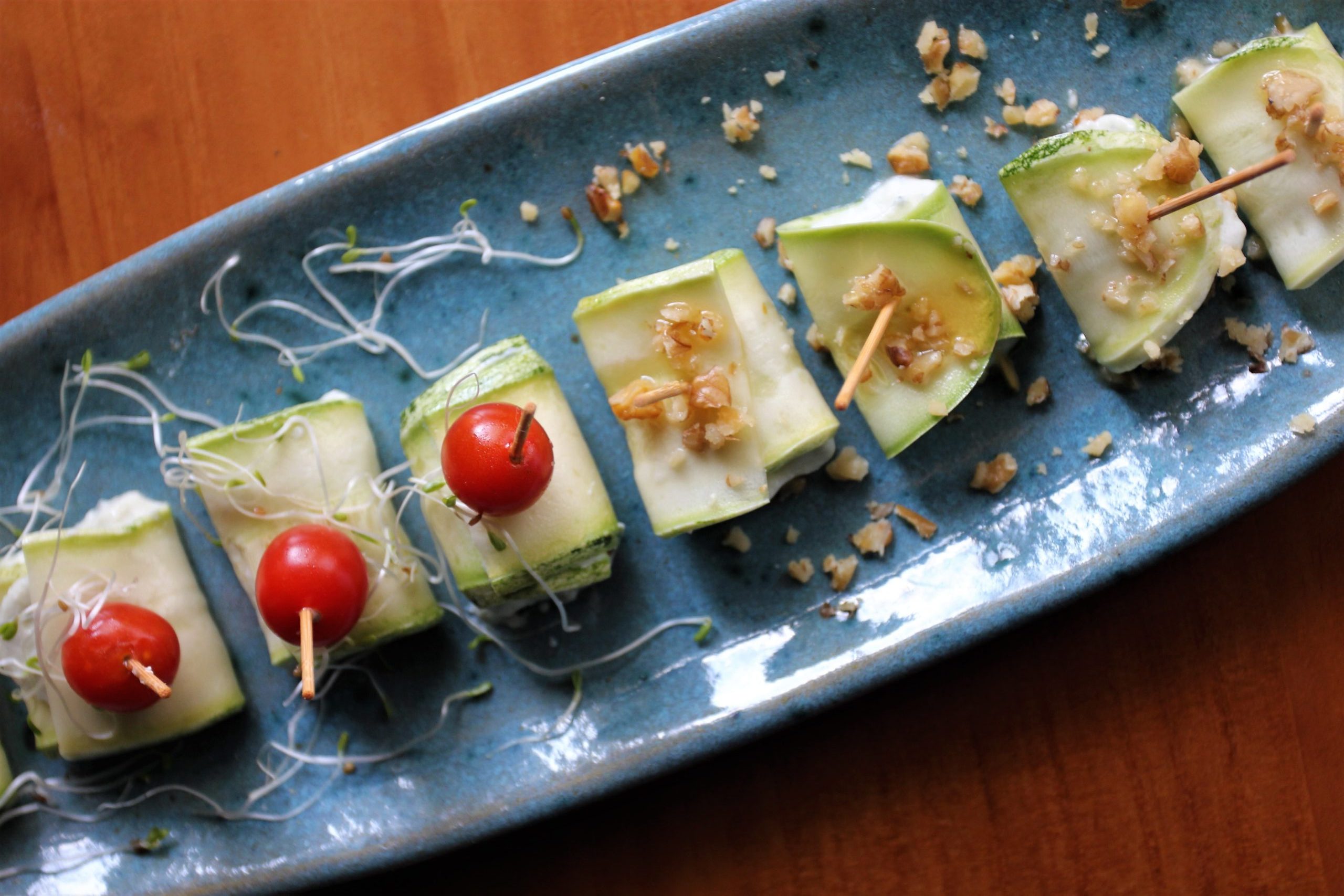 Canapés low carb de abobrinha com creme de gorgonzola