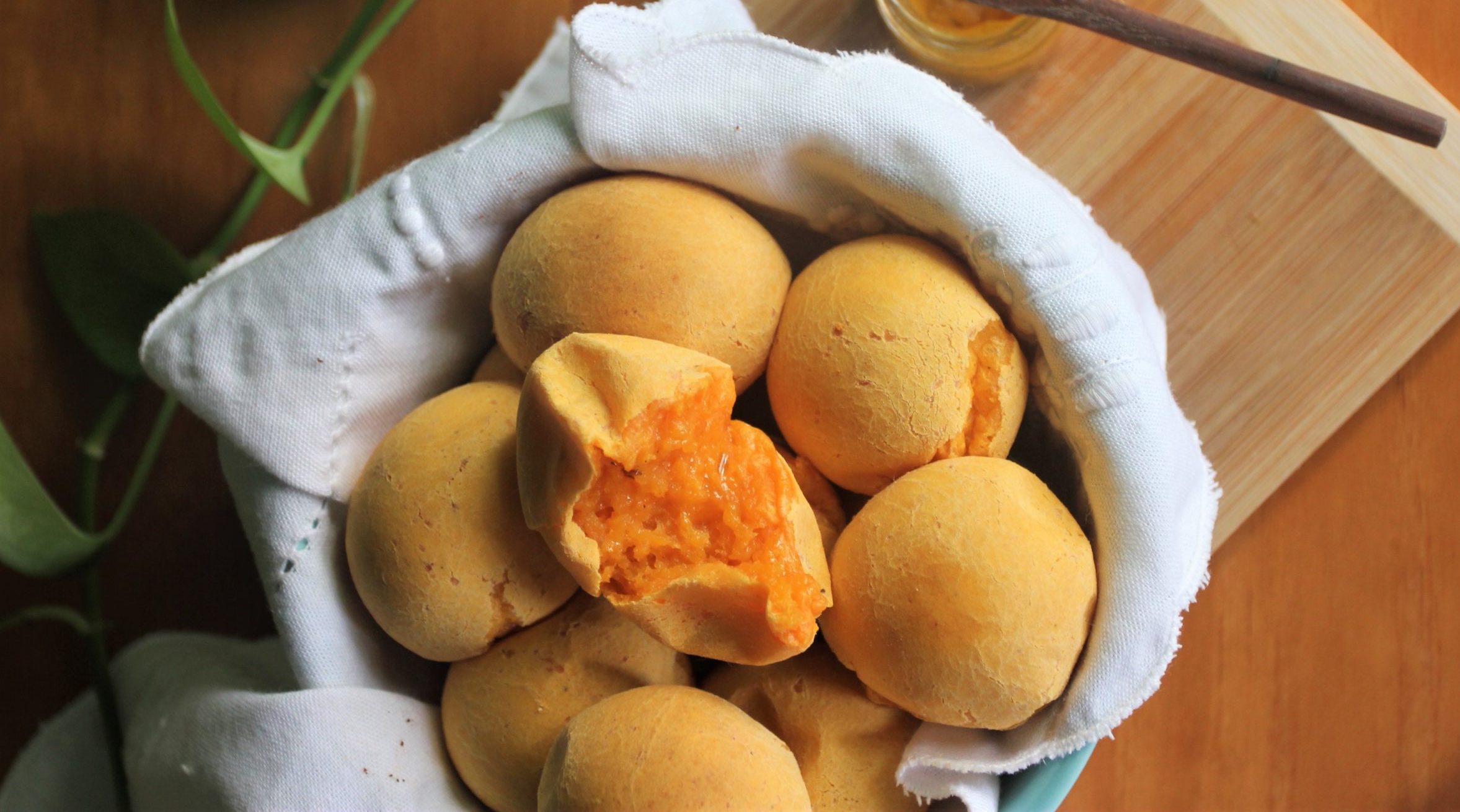 Pão de queijo de batata-doce laranja