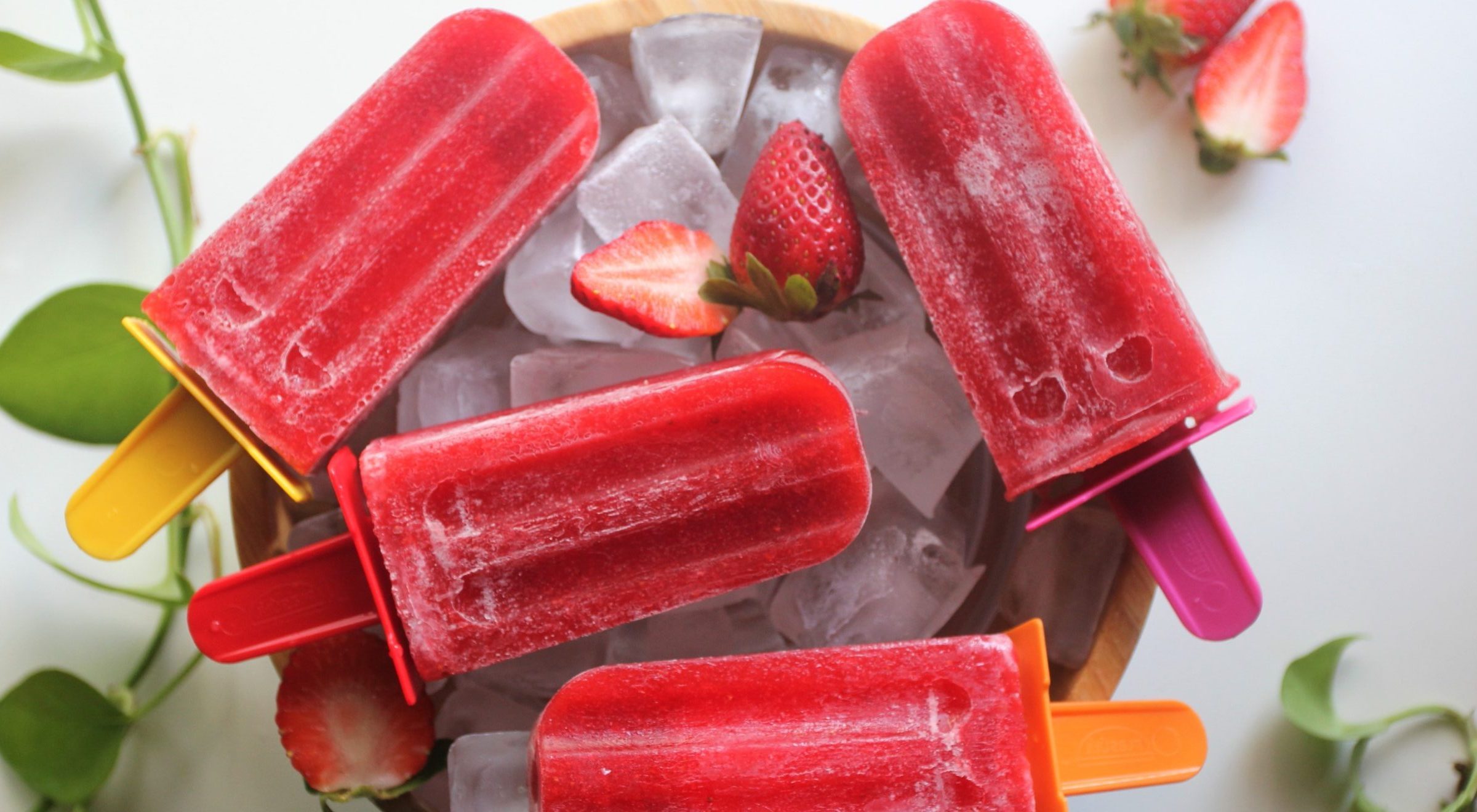 Paleta mexicana de morango com leite condensado de coco