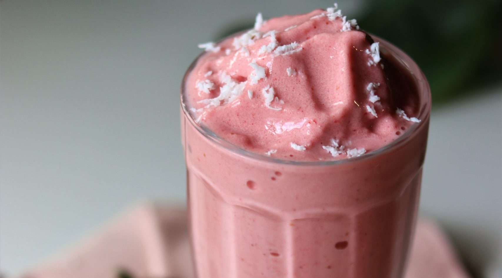 Smoothie de morango, coco e iogurte