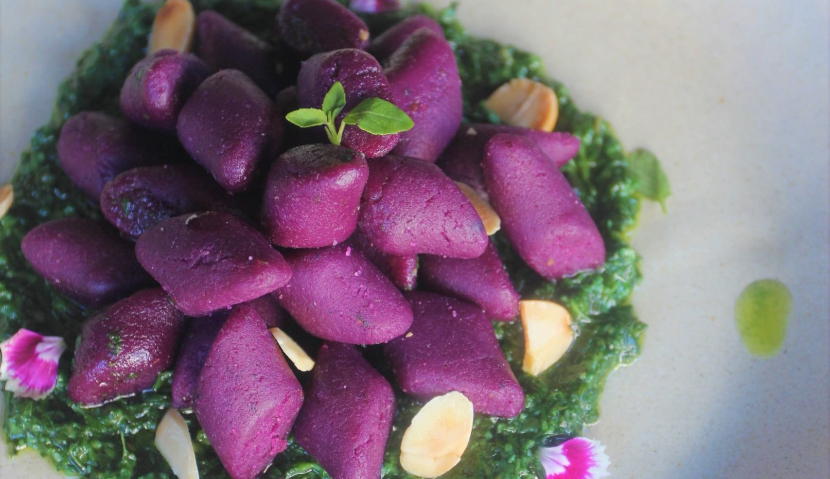 Nhoque sem glúten de batata-doce roxa com pesto