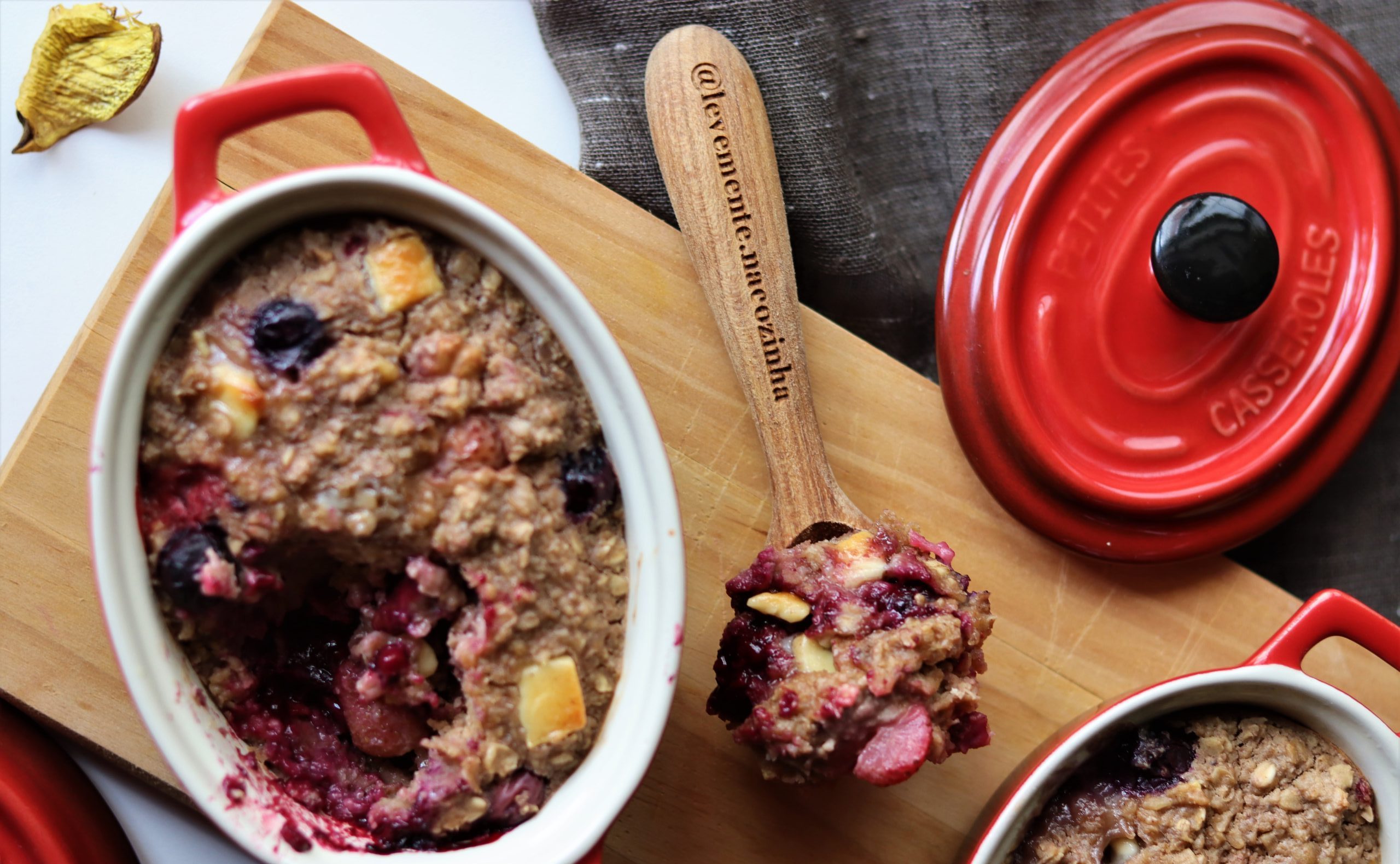 Crumble vegano de aveia e frutas vermelhas